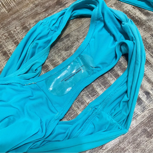 Carmen Marc Valvo bikini - Picture 5 of 6